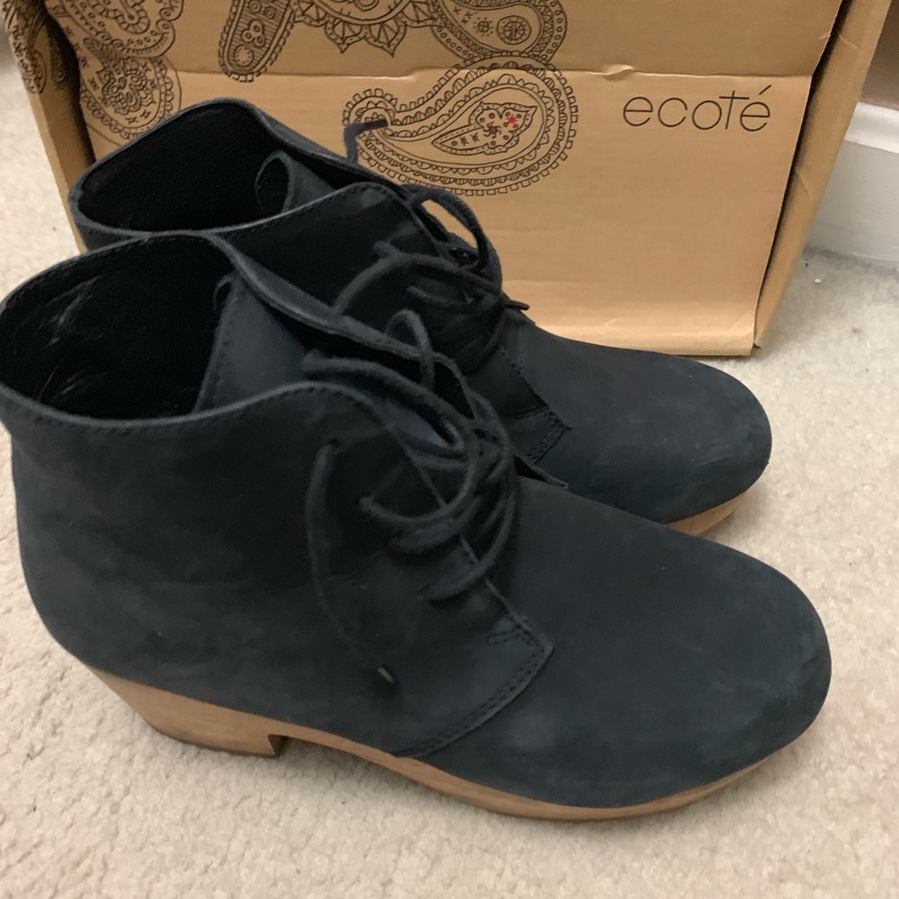 Women's Black Wood-Bottom Lace-Up Bootie